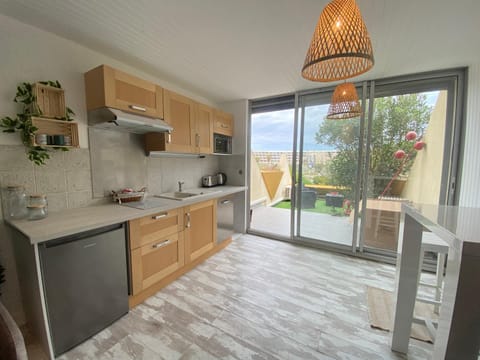 Kitchen or kitchenette, dishwasher, minibar, stove