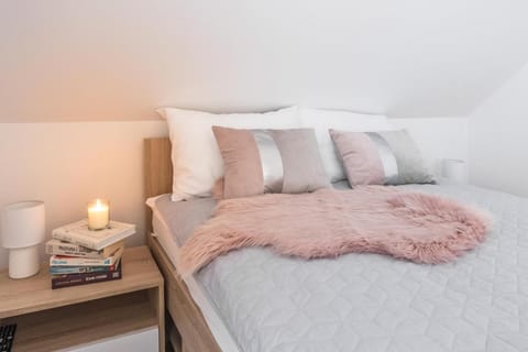 Bed, Photo of the whole room, Decorative detail, Bedroom, locker