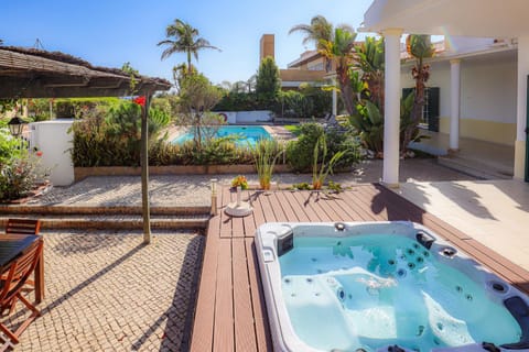 Patio, Day, Natural landscape, Garden, Hot Tub, Garden view, Pool view, Swimming pool, sunbed