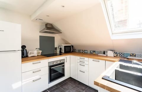 Coffee/tea facilities, Kitchen or kitchenette, oven, stove, toaster