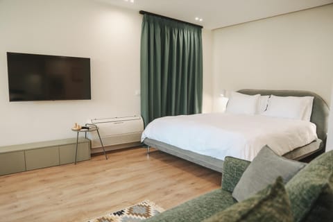 Bed, TV and multimedia, Bedroom