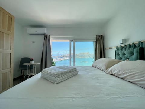 Photo of the whole room, Sea view