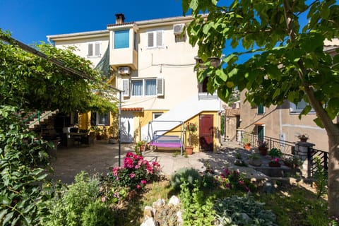 Property building, Day, Garden, Garden view