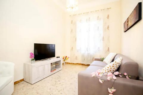 Communal lounge/ TV room, Day, TV and multimedia, Living room, Seating area, Evening entertainment