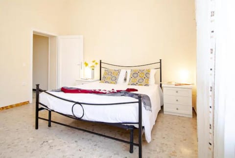 Bed, People, Photo of the whole room, Bedroom, Family, wardrobe