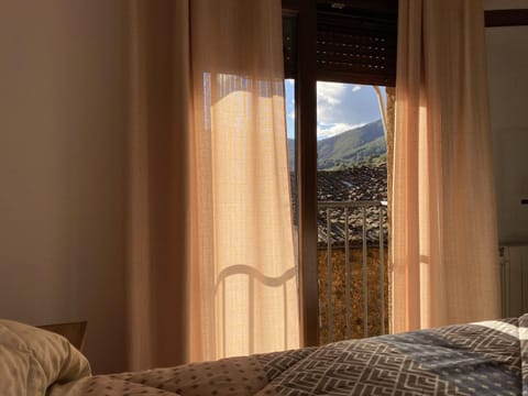 Bedroom, Mountain view