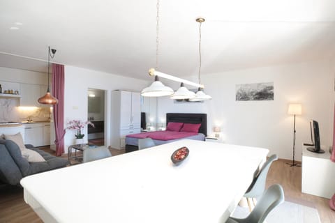 Bed, TV and multimedia, Kitchen or kitchenette, Living room, Photo of the whole room, Seating area, Bedroom