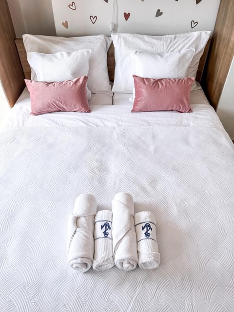 Bed, Bedroom, towels