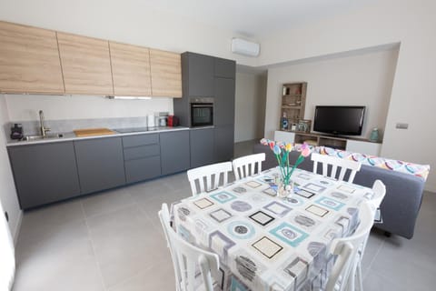 Kitchen or kitchenette, Dining area, Communal kitchen, Breakfast