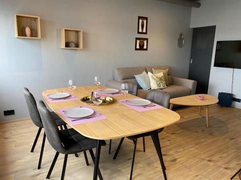 Living room, Seating area, Dining area