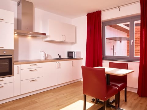 Kitchen or kitchenette, oven, pet friendly, stove