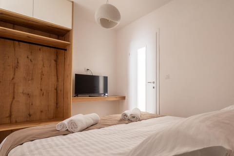 Bed, TV and multimedia, Bedroom, wardrobe