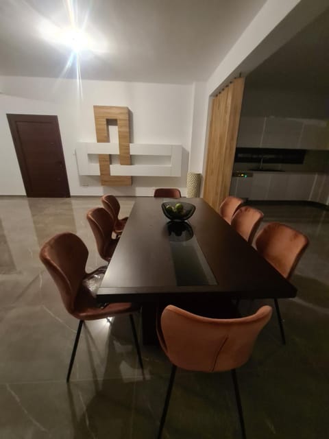 Seating area, Dining area