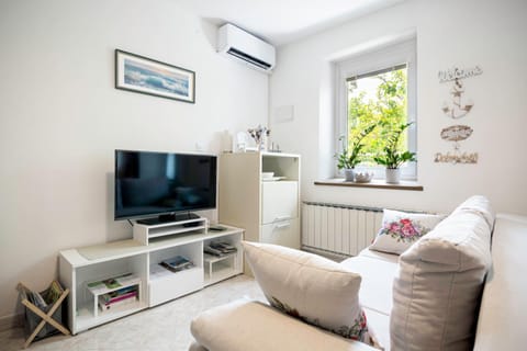 TV and multimedia, Living room, Seating area, internet, air conditioner