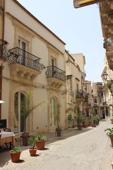 Property building, Day, Neighbourhood, City view, Street view