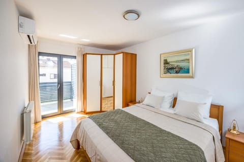 Bed, Bedroom, wardrobe, air conditioner