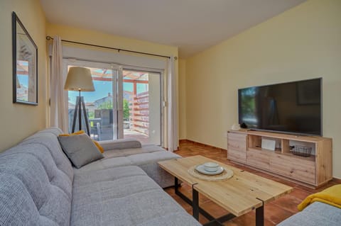 Communal lounge/ TV room, TV and multimedia, View (from property/room), Balcony/Terrace, Seating area