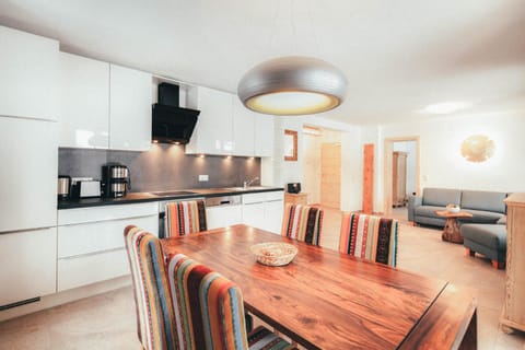 Coffee/tea facilities, Kitchen or kitchenette, Living room, Seating area, Dining area, toaster