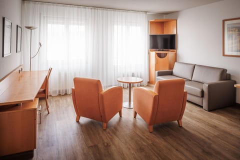 TV and multimedia, Kitchen or kitchenette, Living room, Seating area, Dining area, microwave