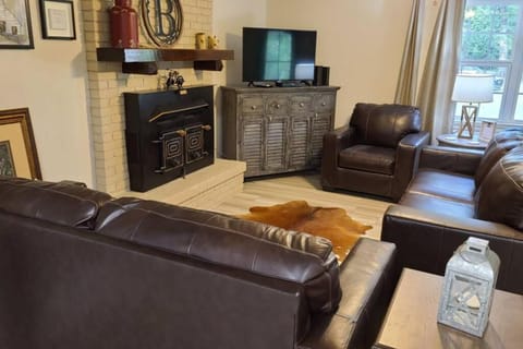 Farm House stay with soaking tub and hot tub barn House in Mississippi