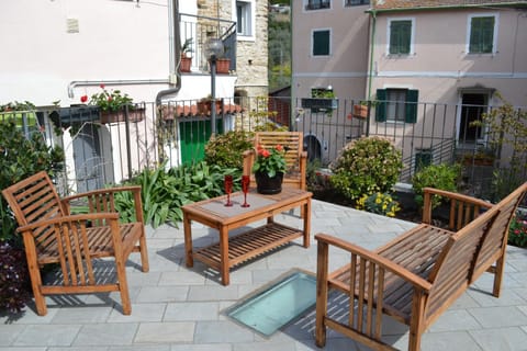 Monolocale con giardino e parcheggio privato CITRA zero zero ottanta trentuno LT 0281 Apartment in Imperia