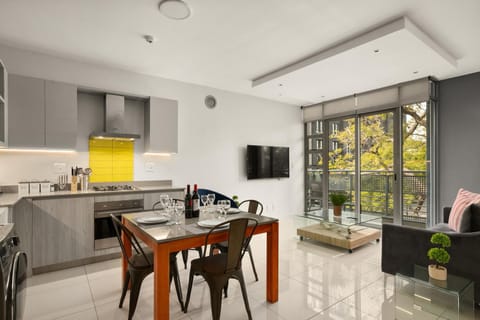 Kitchen or kitchenette, Dining area