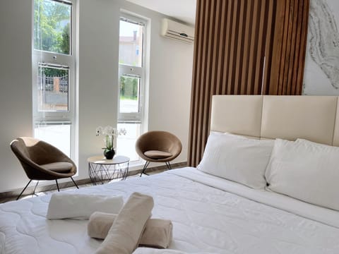 Bed, Seating area, Bedroom, towels