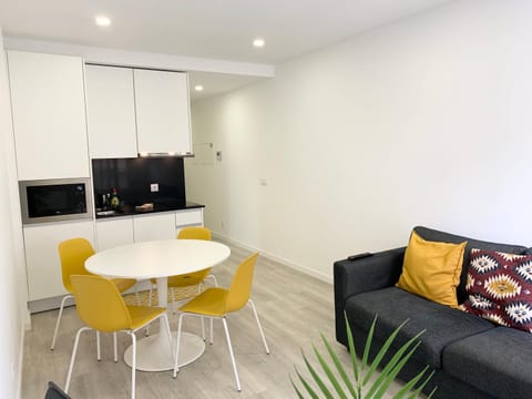Kitchen or kitchenette, Living room, Seating area, Dining area