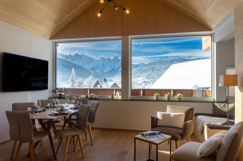 Dining area, Mountain view