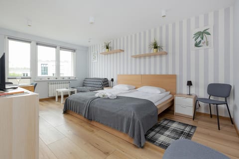 Bed, Living room, Photo of the whole room, Seating area