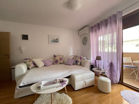 Photo of the whole room, Seating area