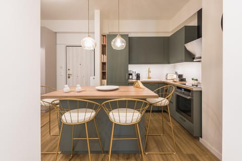 Kitchen or kitchenette, Dining area