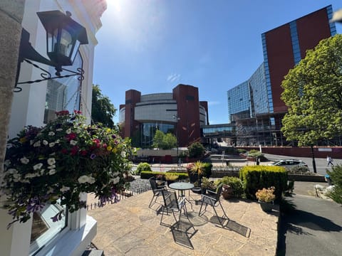 Property building, Spring, Day, Garden, Balcony/Terrace, City view, Location