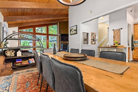 Beaverton Highlands Retreat House in Beaverton