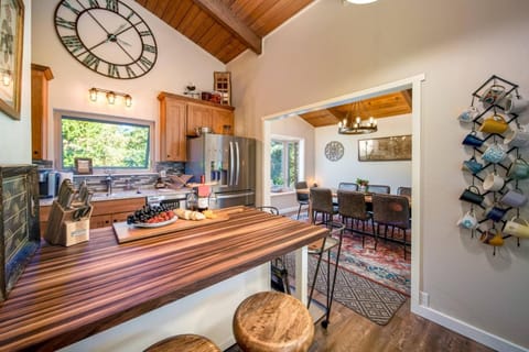 Beaverton Highlands Retreat House in Beaverton