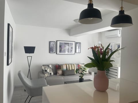 Lounge or bar, Seating area, Dining area