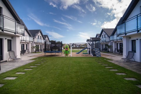 Property building, Spring, Day, Natural landscape, Garden, Garden view