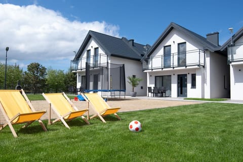 Property building, Spring, Day, Natural landscape, Garden, Garden view, sunbed