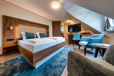 Bed, TV and multimedia, Photo of the whole room, Seating area, Bedroom