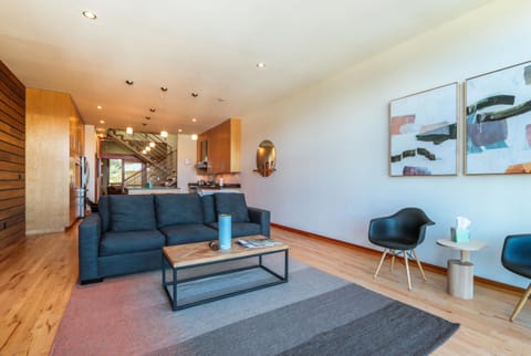 Columbia River Gorge View FOUR Condo Apartment in Hood River