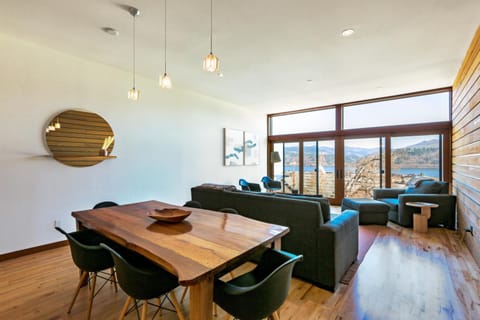 Columbia River Gorge View FOUR Condo Apartment in Hood River