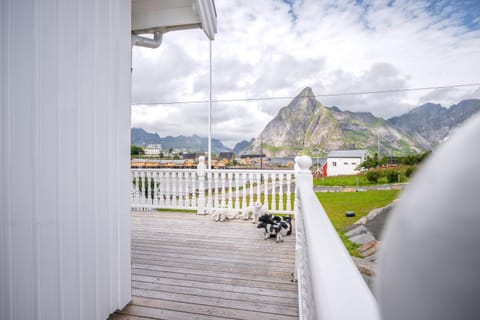 Property building, Day, Natural landscape, Balcony/Terrace, Mountain view