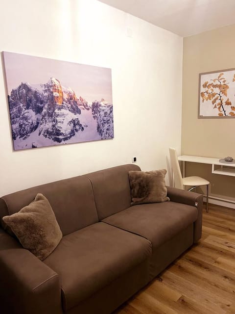 DOLOMIA APARTMENTS PINZOLO vicino alle funivie Apartment in Pinzolo