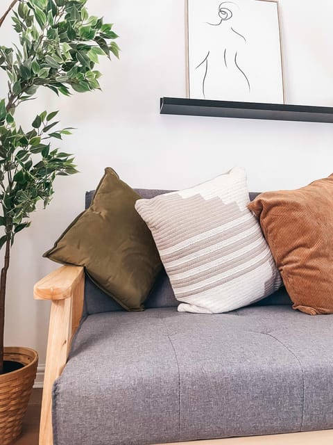 Hollybush Apartment, by Solace Stays Apartment in Newport