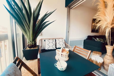 Patio, Living room, Seating area, Dining area
