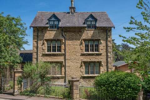 Facade/entrance, Location