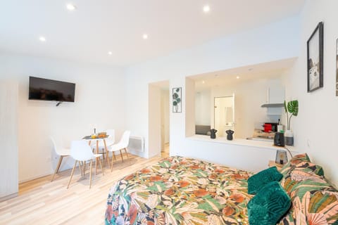 Communal lounge/ TV room, TV and multimedia, Living room, Seating area, Dining area