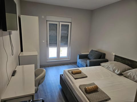 Bed, TV and multimedia, Photo of the whole room, Bedroom, towels