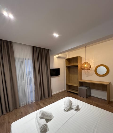 Bed, TV and multimedia, Photo of the whole room, Bedroom, wardrobe