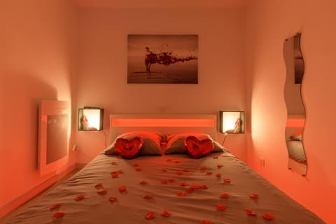 Love Room - Suite romantique avec spa privatif Apartment in Auvergne-Rhône-Alpes